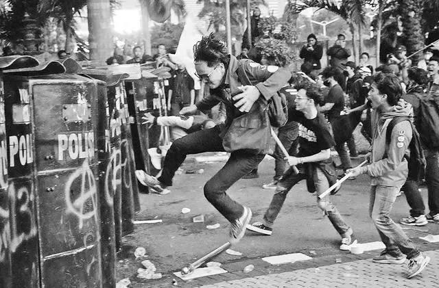 当地华人：多位政要住宅被洗劫电子pg游戏印尼爆发大规模抗议(图4)